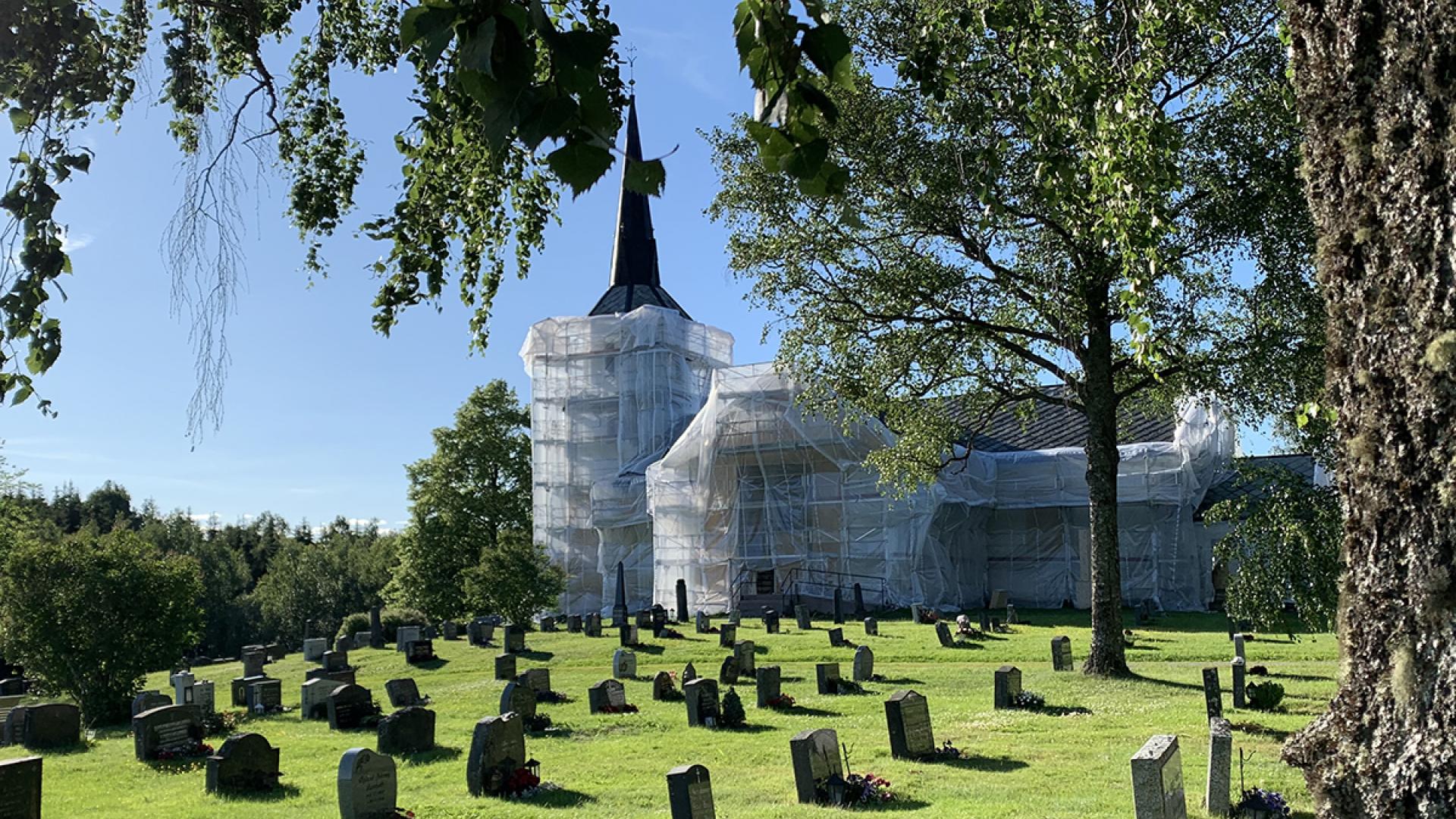 Plakat Fenstad kirke – ombyggingshistorikk og restaurering