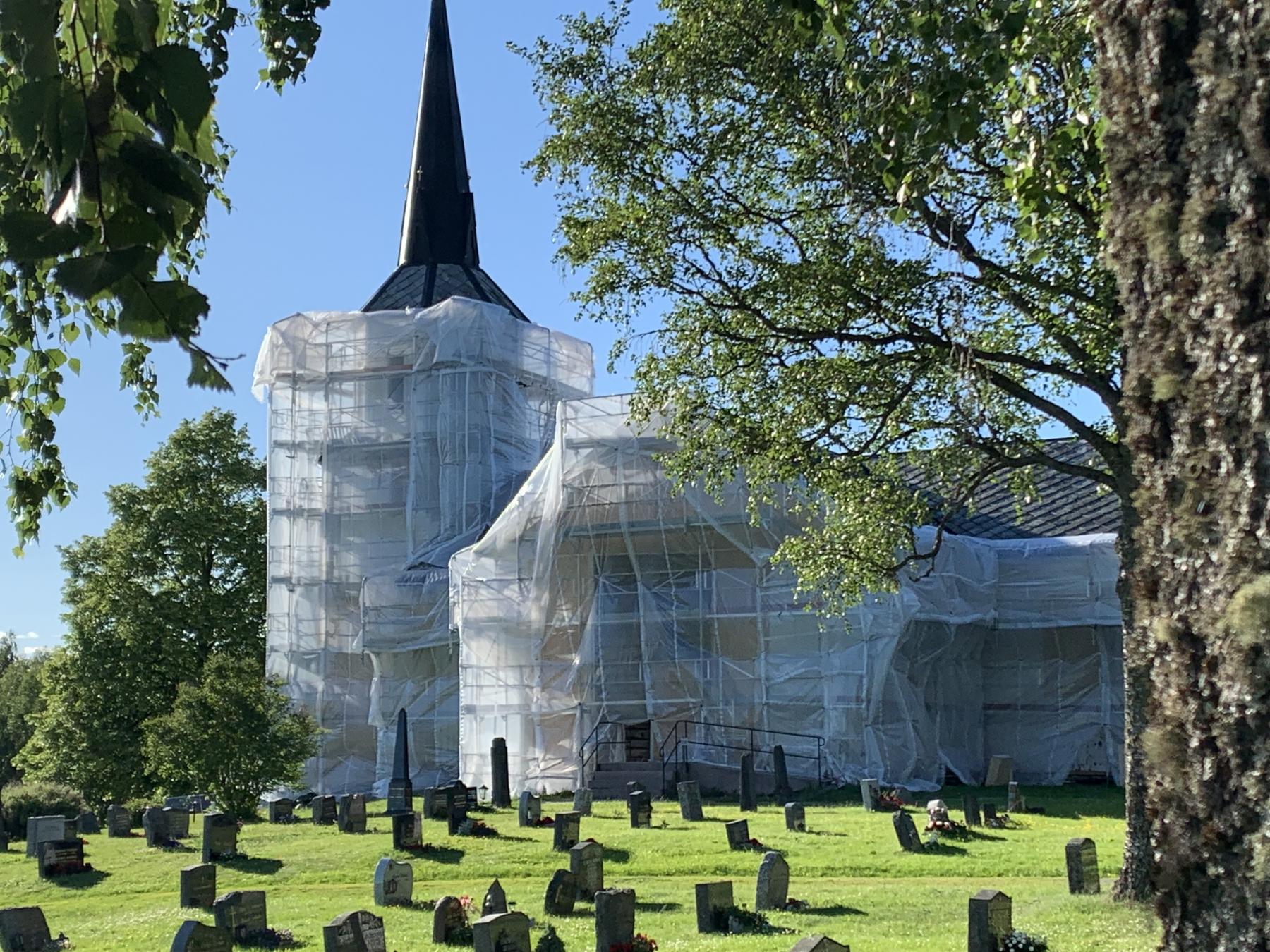 Plakat Fenstad kirke – ombyggingshistorikk og restaurering